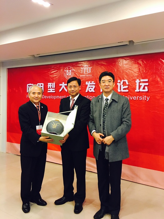 本校尚世昌校長贈禮給惠州學院劉晟書記和彭永宏校長，恭賀該校建校七十週年