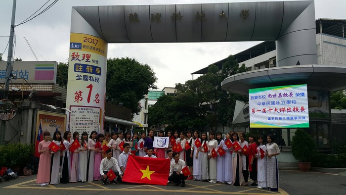 本校越南國貿專班同學於校門口合影留念。