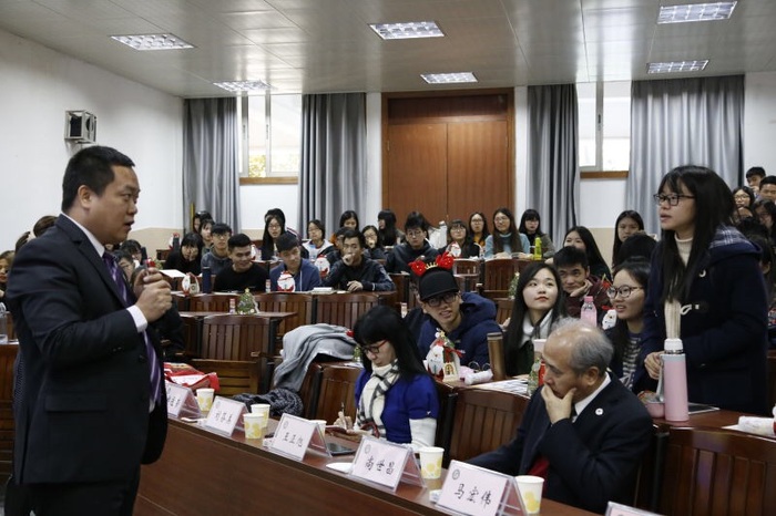本校王正旭國際長向該學院同學介紹大陸同學在台的生活環境