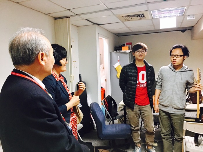 北京財貿職業學院李宇紅副校長親切與本校熱音社同學交流